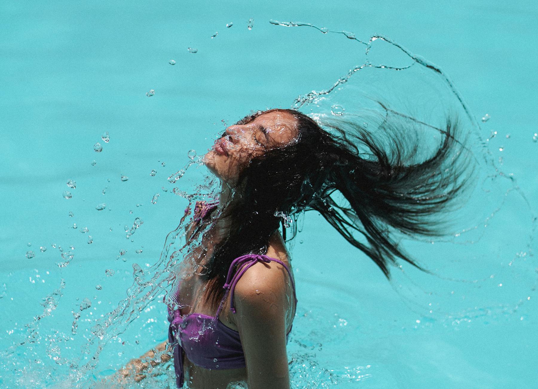 Schlankes Wehendes Haar Im Blauen Wasser Des Resortpools