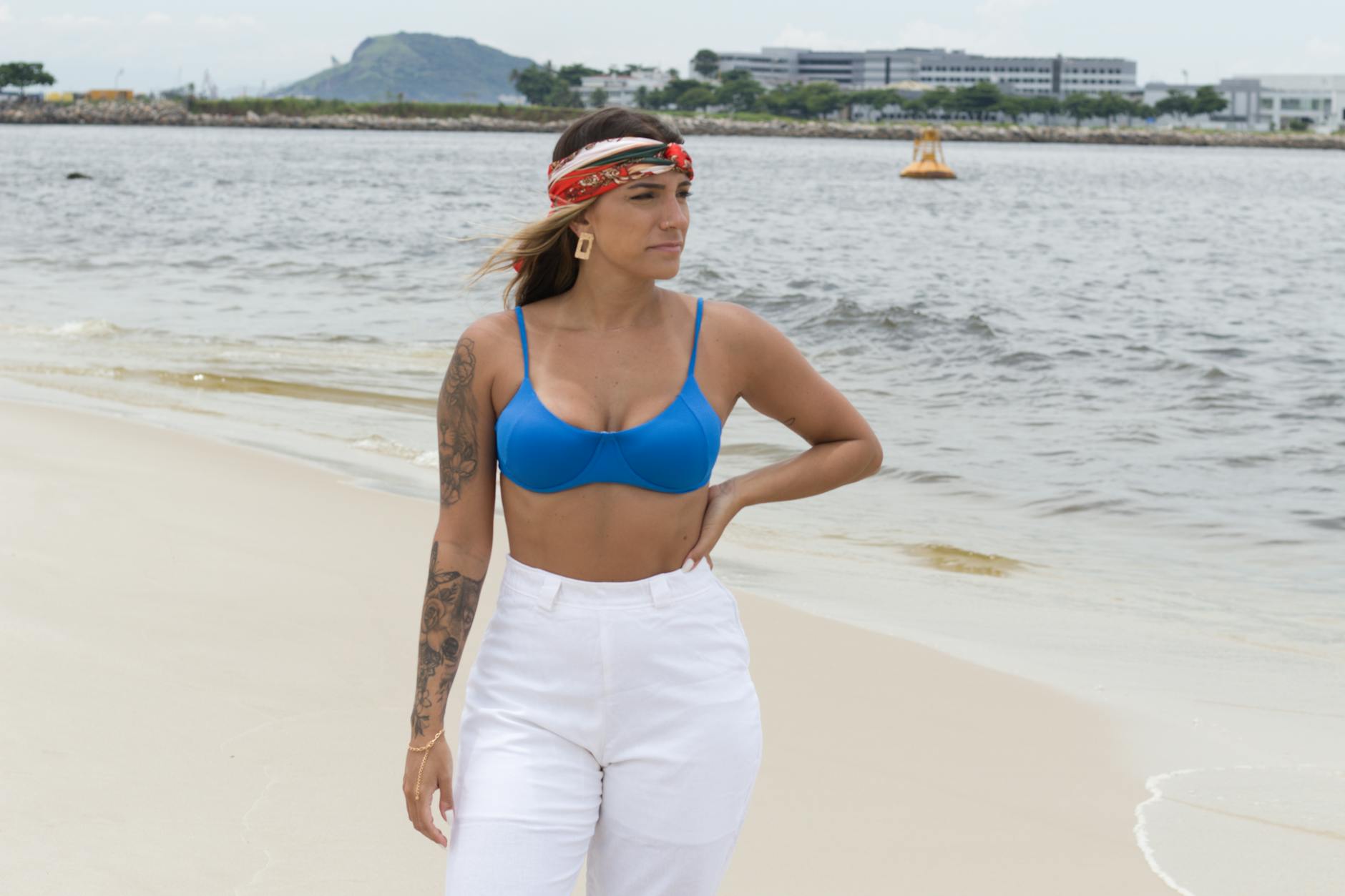 Kostenloses Stock Foto zu bikini, brünette, ferien