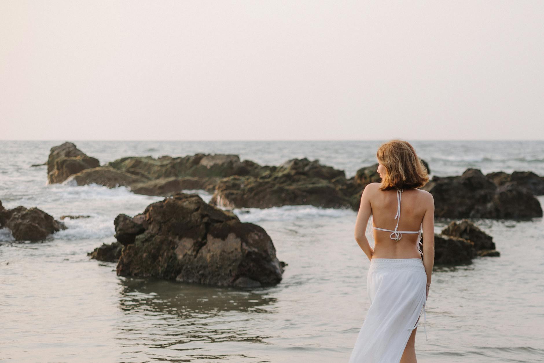 Kostenloses Stock Foto zu bikini, blondes haar, felsen