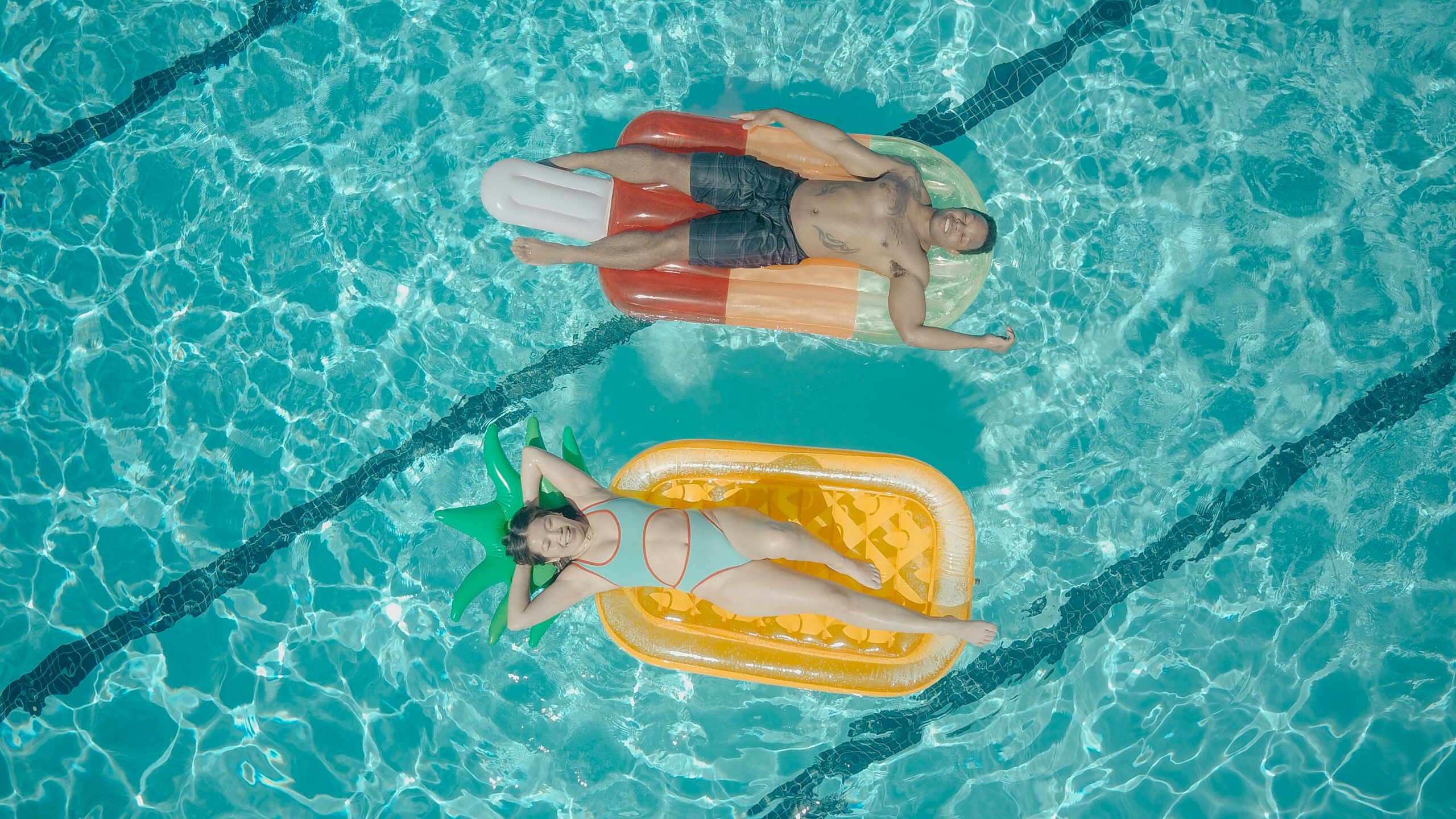 Kostenloses Stock Foto zu aufsicht, aushängen, badeanzug