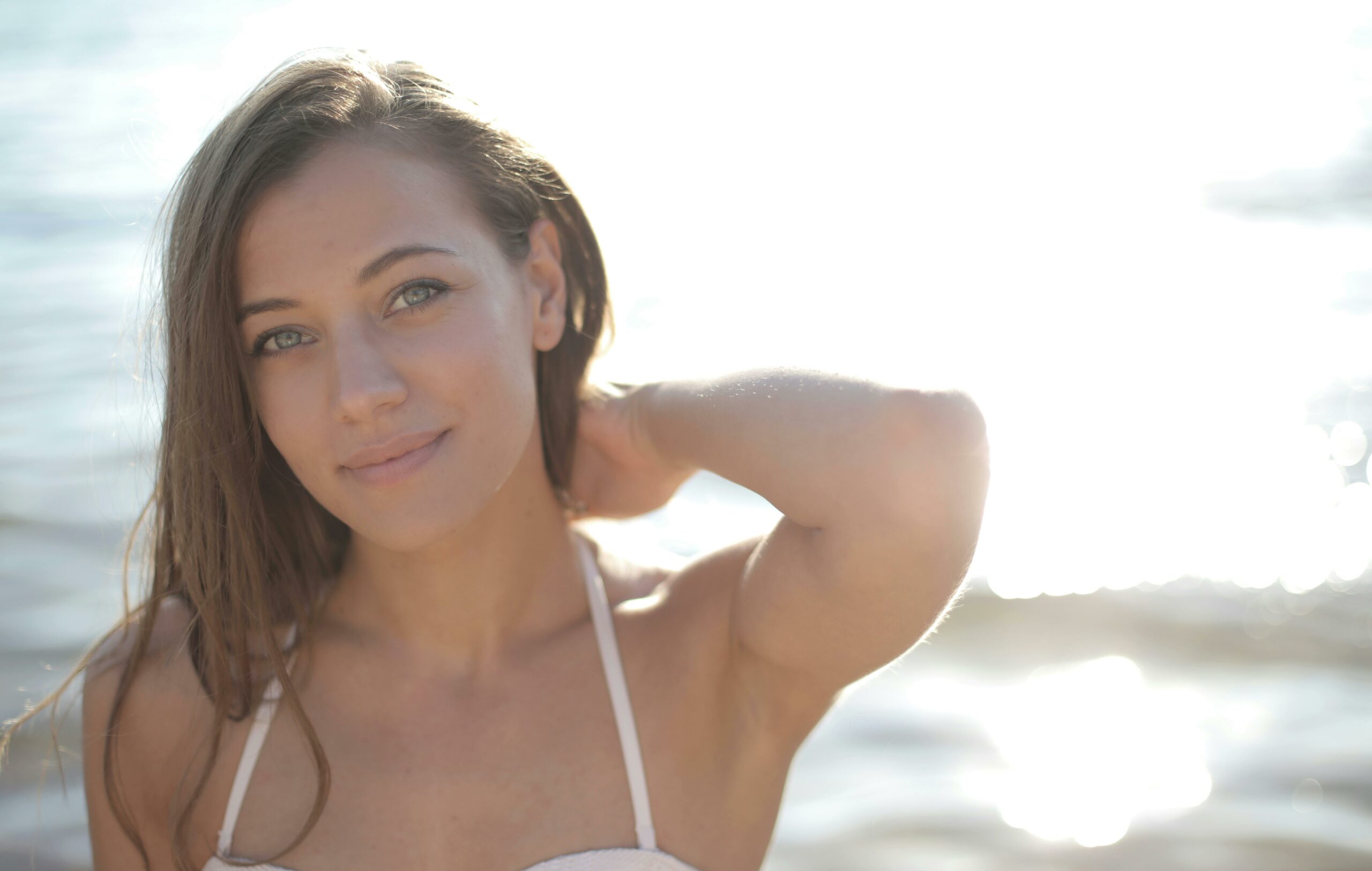 Frau Im Weißen Bikini Top Lächeln