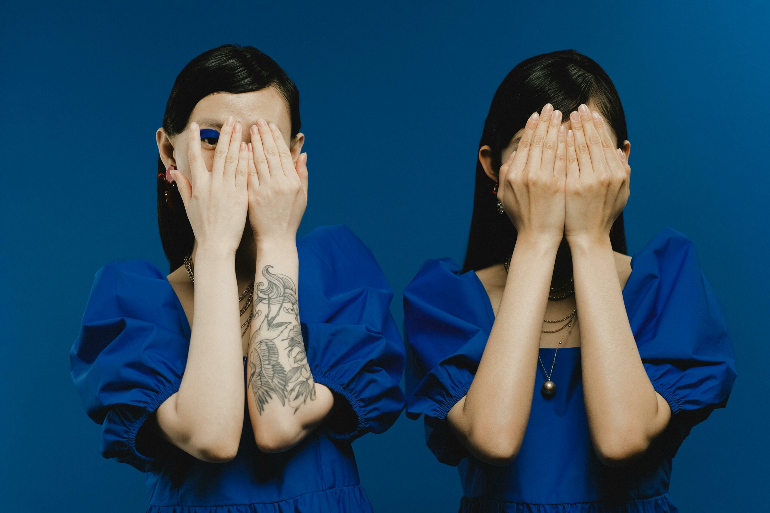 Kostenloses Stock Foto zu blaue bluse, blauem hintergrund, frauen
