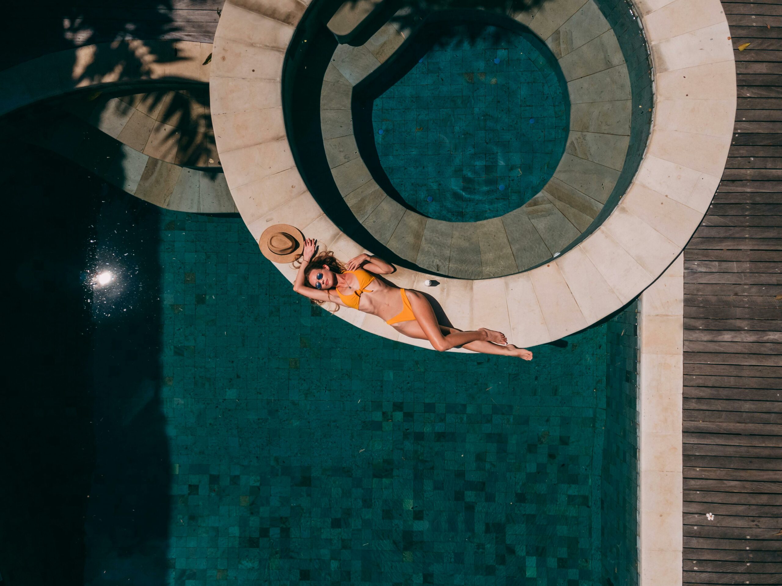 Frau Im Gelben Bikini Am Pool Liegen