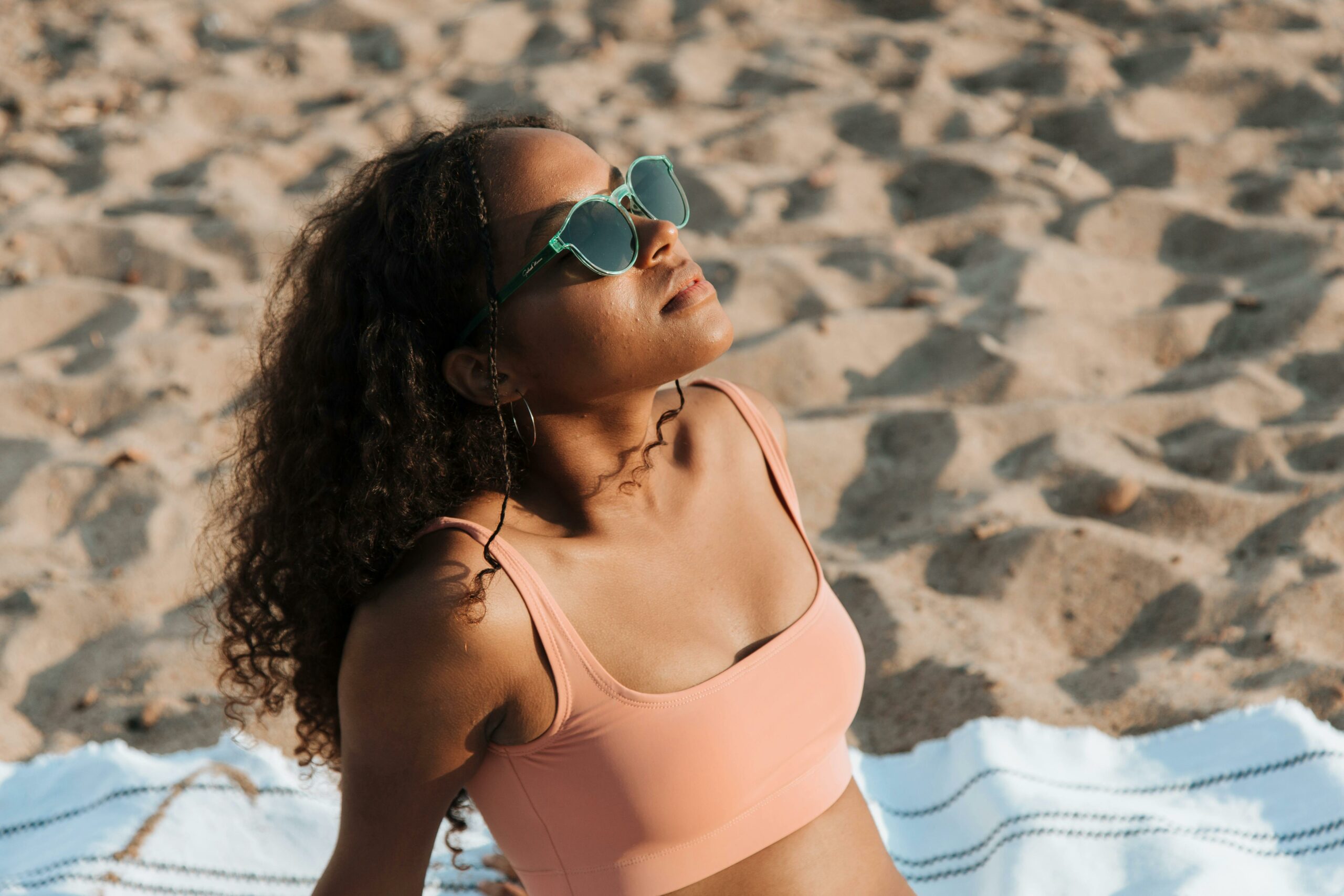 Kostenloses Stock Foto zu bikini, frau, handtuch